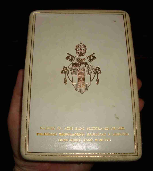 Cruz peitoral de João XXIII com símbolo maçônico