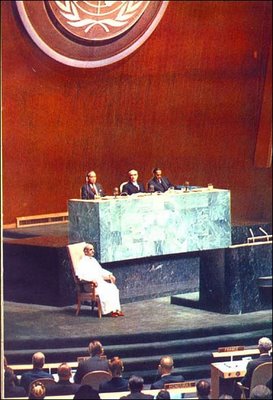 Paulo VI na ONU, onde visitou a sala de meditação para se "recolher em silêncio", como o fez também o Srs. Wojtyla e Ratzinger